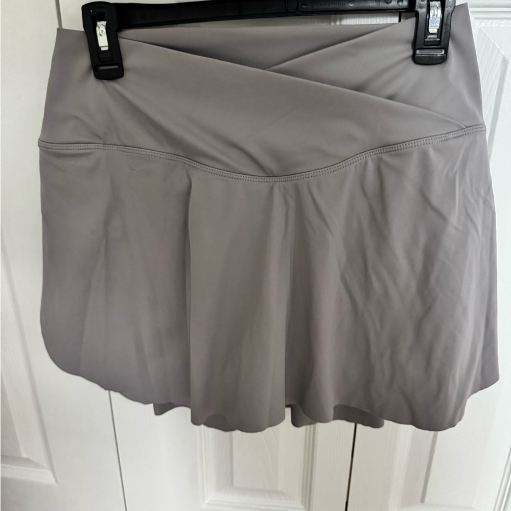 Amazon Essentials Women's athletic tennis shirt w pockets  - Gray